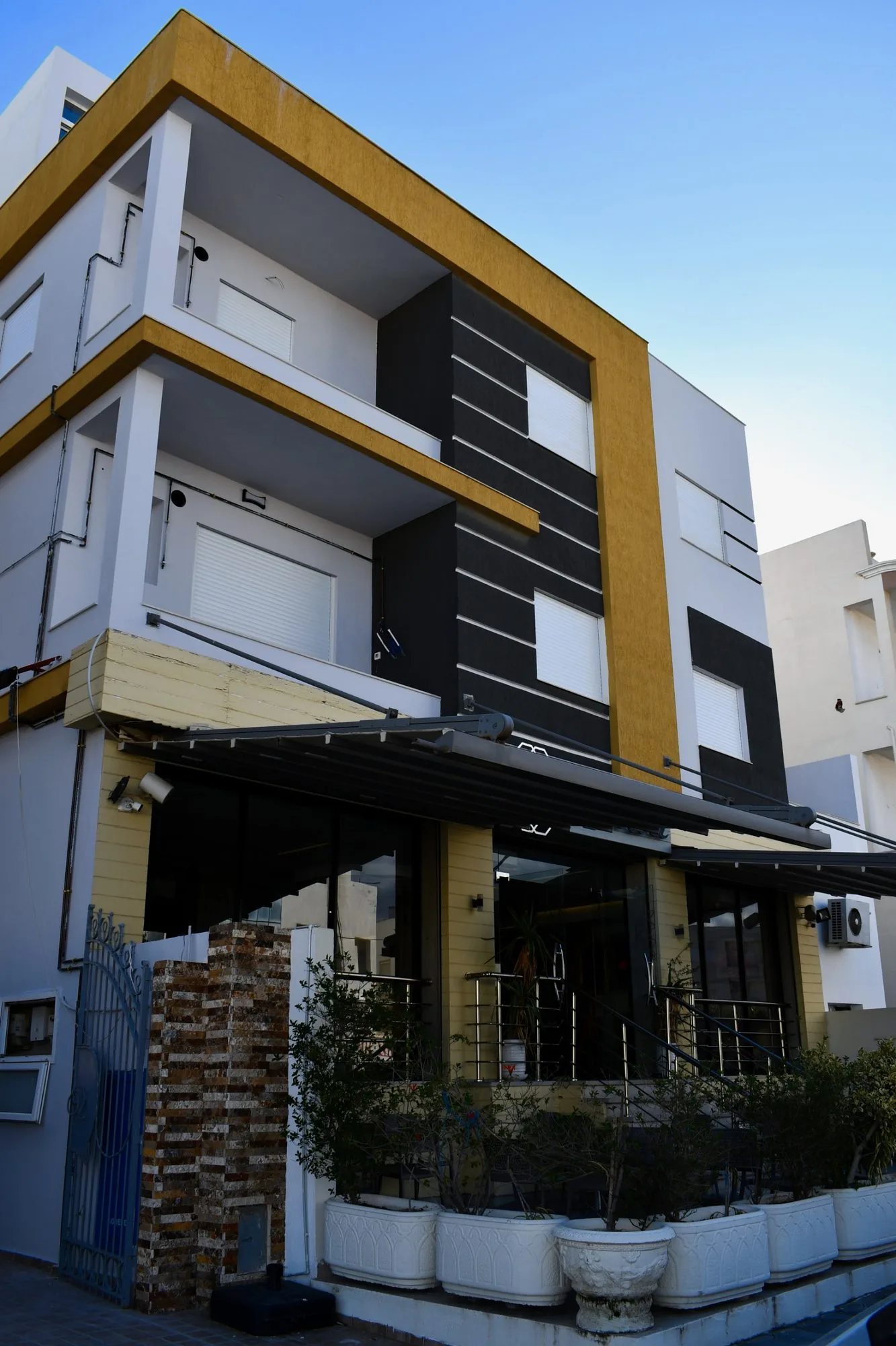 Entrée de maison moderne avec porte design
