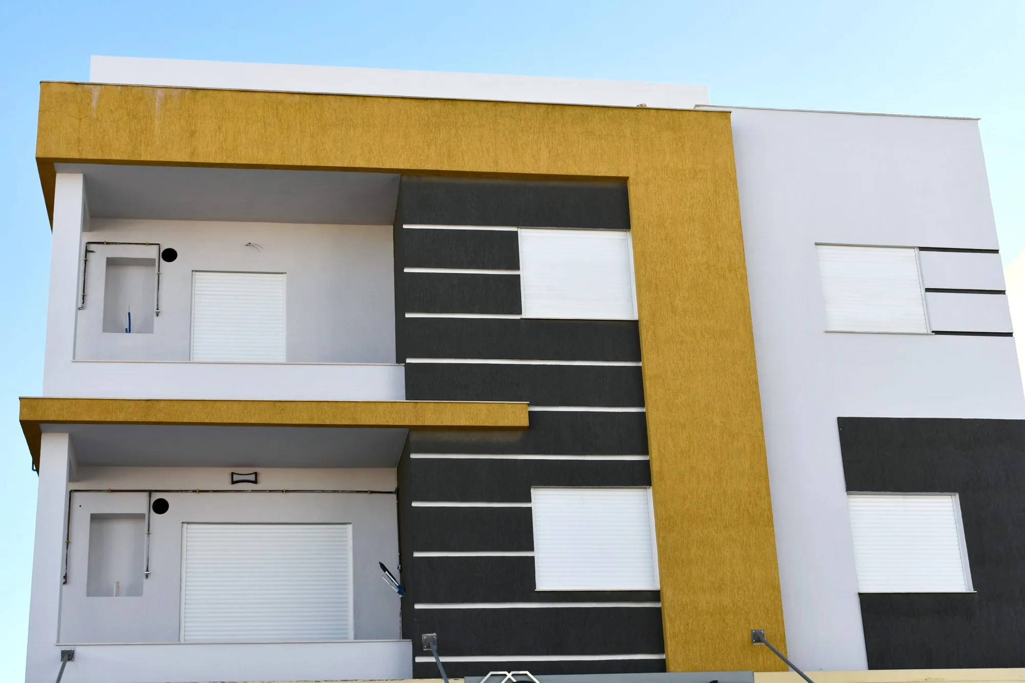 Façade vitrée moderne avec lignes architecturales